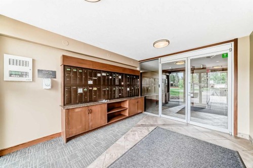 112-315 50 Avenue Sw, Calgary, AB - Indoor Photo Showing Other Room