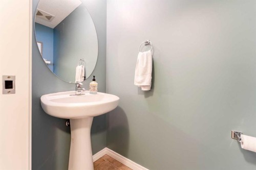 47 Panatella Bay Nw, Calgary, AB - Indoor Photo Showing Bathroom
