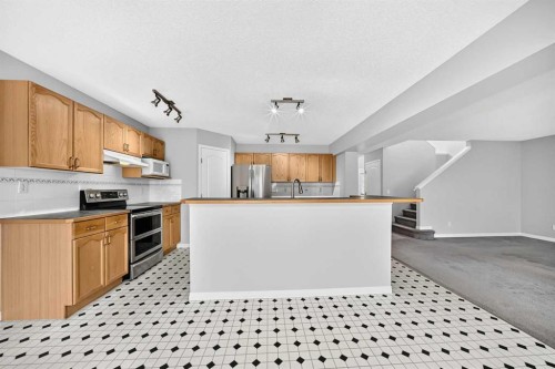 171 Oakmere Green, Chestermere, AB - Indoor Photo Showing Kitchen