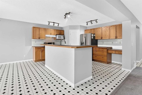 171 Oakmere Green, Chestermere, AB - Indoor Photo Showing Kitchen