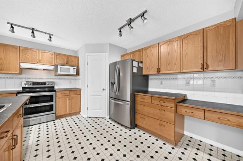 171 Oakmere Green, Chestermere, AB - Indoor Photo Showing Kitchen