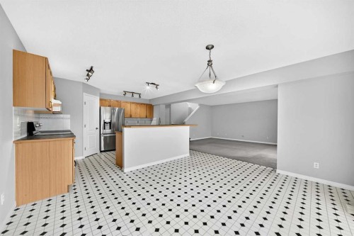 171 Oakmere Green, Chestermere, AB - Indoor Photo Showing Kitchen