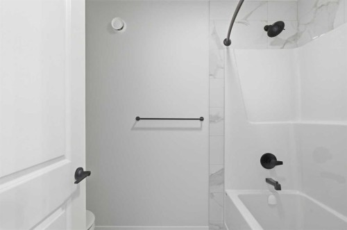 572 Belmont Heath Sw, Calgary, AB - Indoor Photo Showing Bathroom