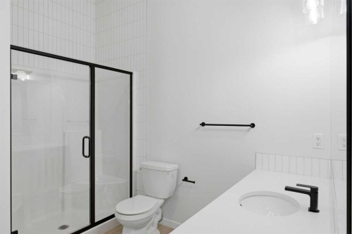 572 Belmont Heath Sw, Calgary, AB - Indoor Photo Showing Bathroom