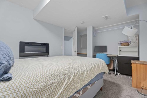 6 Storm Mountain Place, Okotoks, AB - Indoor Photo Showing Bedroom