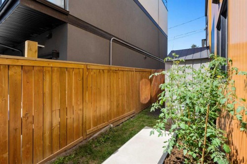 3-3355 Spruce Drive Sw, Calgary, AB - Outdoor With Exterior