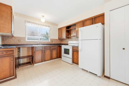 3803 14 Avenue Ne, Calgary, AB - Indoor Photo Showing Kitchen