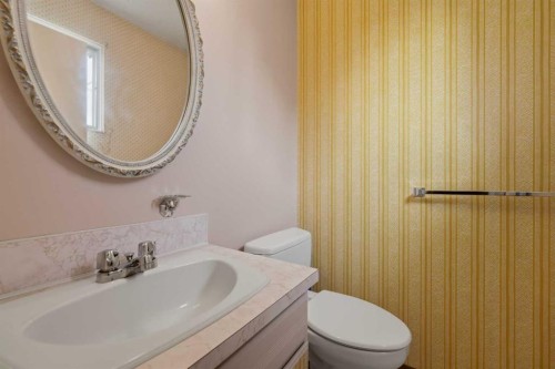 3803 14 Avenue Ne, Calgary, AB - Indoor Photo Showing Bathroom