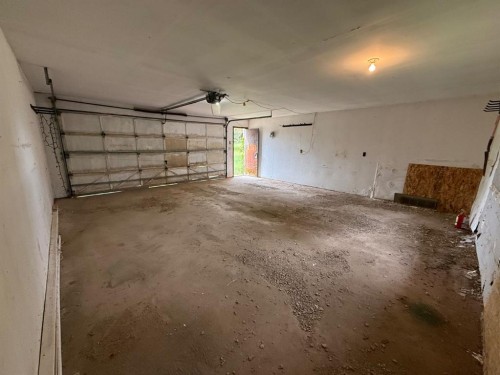 621088 Rge Rd 53 Ne, Fort Assiniboine, AB - Indoor Photo Showing Garage