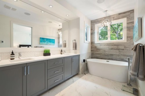 2014 48 Avenue Sw, Calgary, AB - Indoor Photo Showing Bathroom