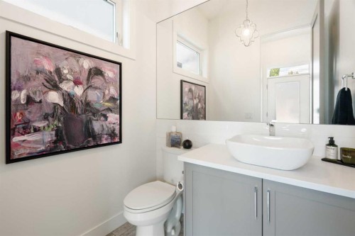 2014 48 Avenue Sw, Calgary, AB - Indoor Photo Showing Bathroom
