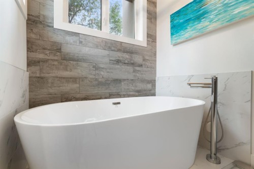 2014 48 Avenue Sw, Calgary, AB - Indoor Photo Showing Bathroom