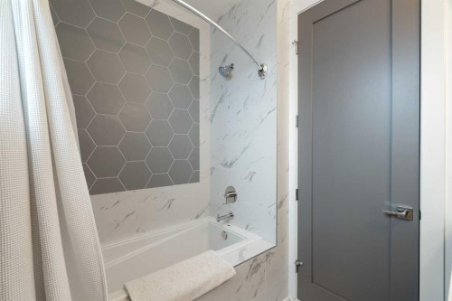 2014 48 Avenue Sw, Calgary, AB - Indoor Photo Showing Bathroom