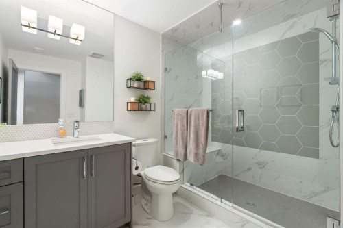 2014 48 Avenue Sw, Calgary, AB - Indoor Photo Showing Bathroom
