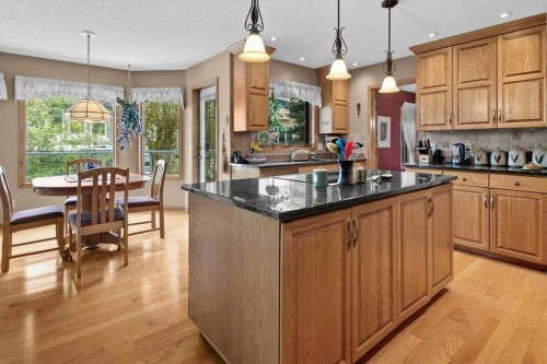 40 Scenic Ridge Place Nw, Calgary, AB - Indoor Photo Showing Kitchen