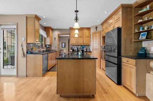 40 Scenic Ridge Place Nw, Calgary, AB - Indoor Photo Showing Kitchen