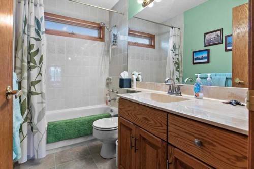 40 Scenic Ridge Place Nw, Calgary, AB - Indoor Photo Showing Bathroom