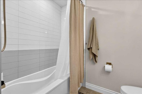 75 Shawglen Way Sw, Calgary, AB - Indoor Photo Showing Bathroom