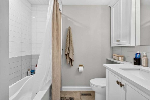 75 Shawglen Way Sw, Calgary, AB - Indoor Photo Showing Bathroom