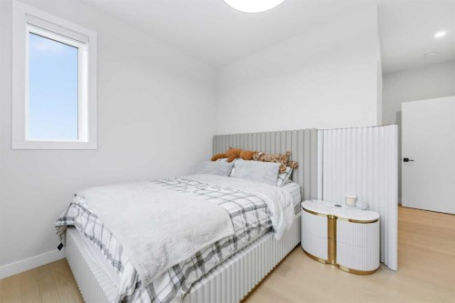 105 Rockhaven Green Nw, Calgary, AB - Indoor Photo Showing Bedroom