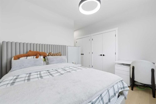 105 Rockhaven Green Nw, Calgary, AB - Indoor Photo Showing Bedroom