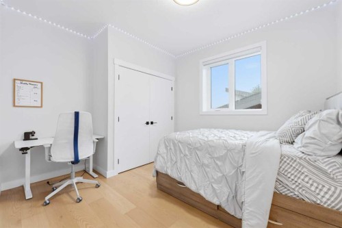 105 Rockhaven Green Nw, Calgary, AB - Indoor Photo Showing Bedroom