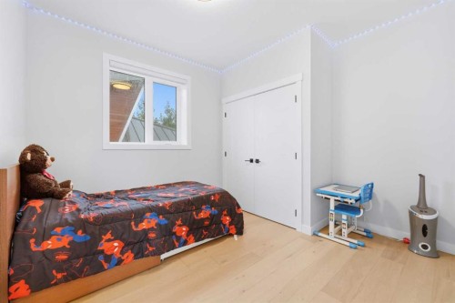 105 Rockhaven Green Nw, Calgary, AB - Indoor Photo Showing Bedroom