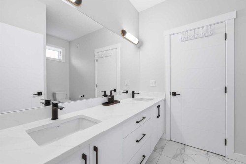 105 Rockhaven Green Nw, Calgary, AB - Indoor Photo Showing Bathroom