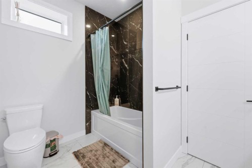 105 Rockhaven Green Nw, Calgary, AB - Indoor Photo Showing Bathroom