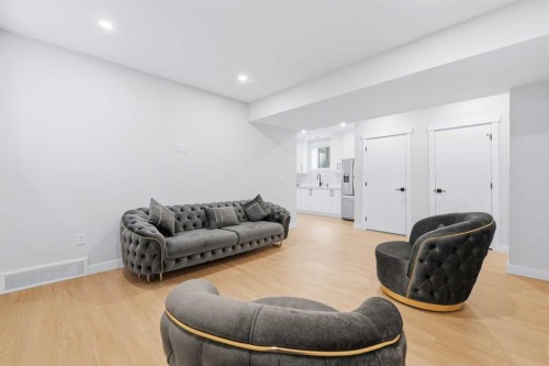 105 Rockhaven Green Nw, Calgary, AB - Indoor Photo Showing Living Room