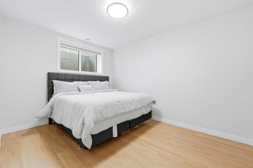 105 Rockhaven Green Nw, Calgary, AB - Indoor Photo Showing Bedroom