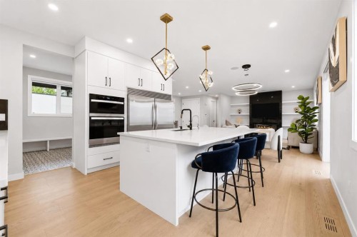 105 Rockhaven Green Nw, Calgary, AB - Indoor Photo Showing Kitchen With Upgraded Kitchen