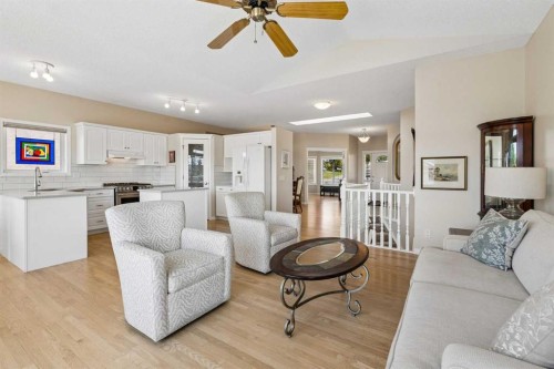 42 Scimitar Circle Nw, Calgary, AB - Indoor Photo Showing Living Room