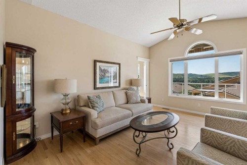 42 Scimitar Circle Nw, Calgary, AB - Indoor Photo Showing Living Room