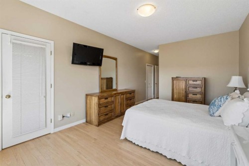 42 Scimitar Circle Nw, Calgary, AB - Indoor Photo Showing Bedroom
