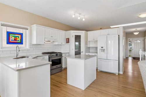 42 Scimitar Circle Nw, Calgary, AB - Indoor Photo Showing Kitchen With Upgraded Kitchen