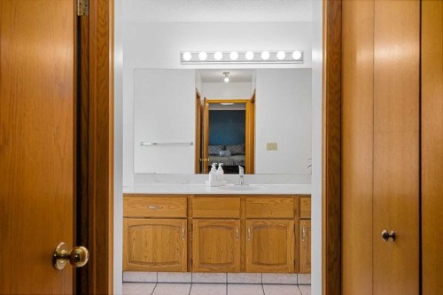 1114 Whitfield Avenue, Crossfield, AB - Indoor Photo Showing Bathroom