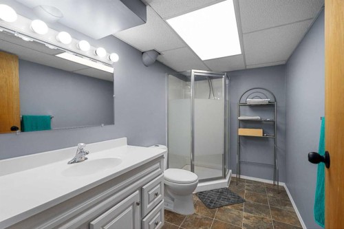 1114 Whitfield Avenue, Crossfield, AB - Indoor Photo Showing Bathroom