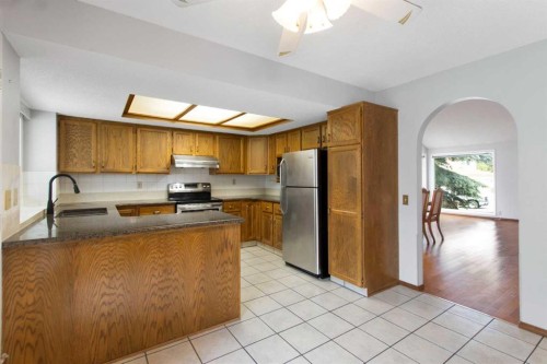 32 Del Rio Place Ne, Calgary, AB - Indoor Photo Showing Kitchen