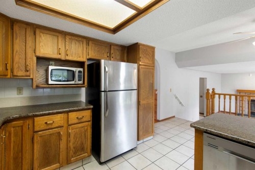 32 Del Rio Place Ne, Calgary, AB - Indoor Photo Showing Kitchen