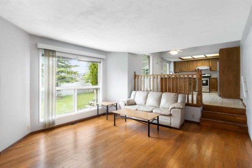 32 Del Rio Place Ne, Calgary, AB - Indoor Photo Showing Living Room