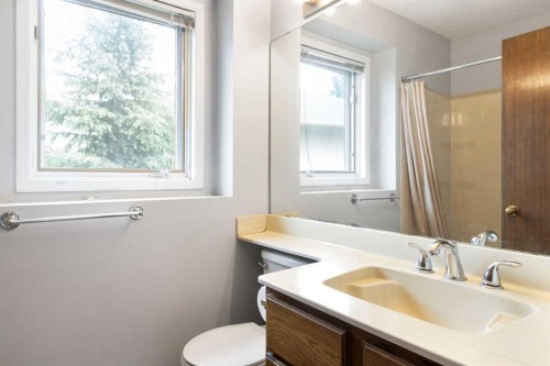 32 Del Rio Place Ne, Calgary, AB - Indoor Photo Showing Bathroom