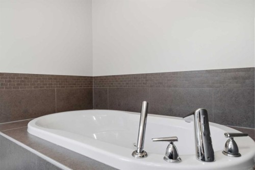 4 Drake Landing Gate, Okotoks, AB - Indoor Photo Showing Bathroom