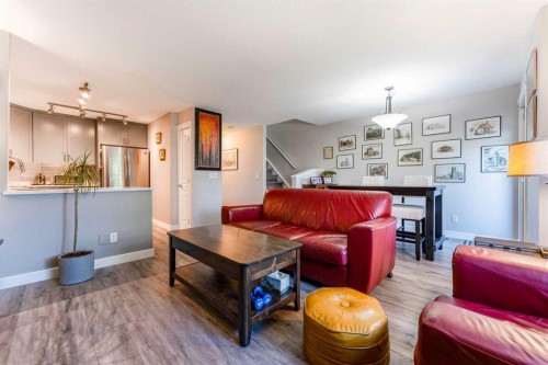 222 Bayside Point Sw, Airdrie, AB - Indoor Photo Showing Living Room