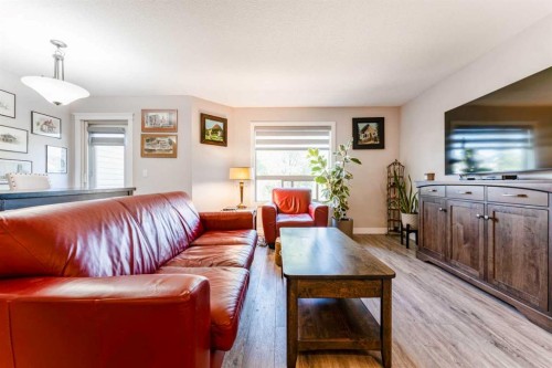 222 Bayside Point Sw, Airdrie, AB - Indoor Photo Showing Living Room