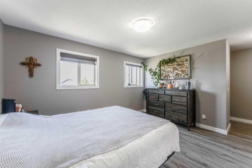 222 Bayside Point Sw, Airdrie, AB - Indoor Photo Showing Bedroom