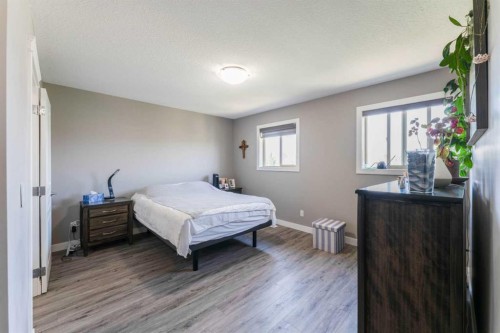 222 Bayside Point Sw, Airdrie, AB - Indoor Photo Showing Bedroom