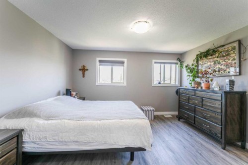 222 Bayside Point Sw, Airdrie, AB - Indoor Photo Showing Bedroom