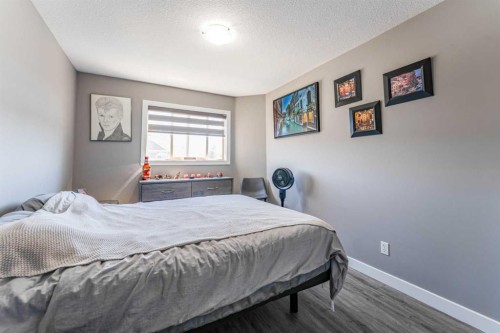 222 Bayside Point Sw, Airdrie, AB - Indoor Photo Showing Bedroom
