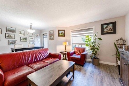 222 Bayside Point Sw, Airdrie, AB - Indoor Photo Showing Living Room